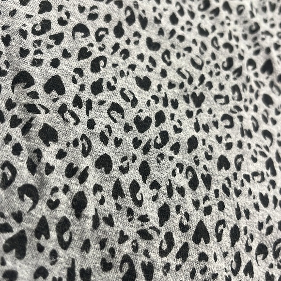 🦋5/10 Old Navy Leopard Long sleeve - Picture 3 of 4